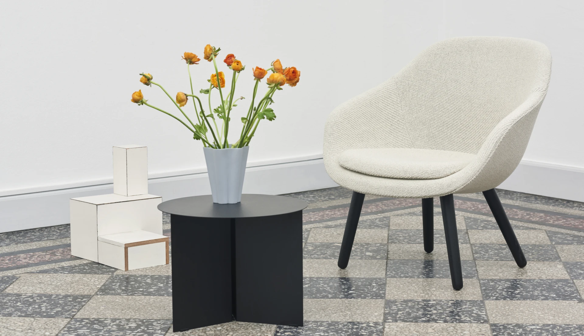 Slit Table Round Black