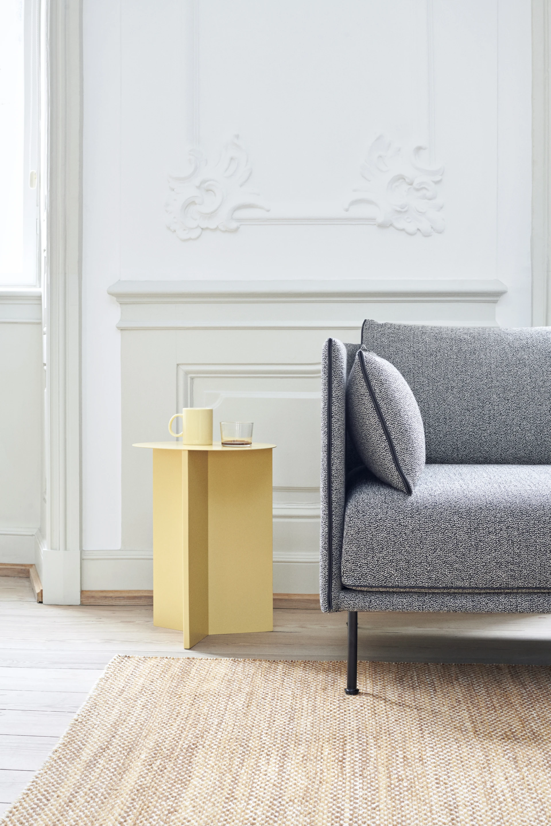 Slit Table Round High Light yellow