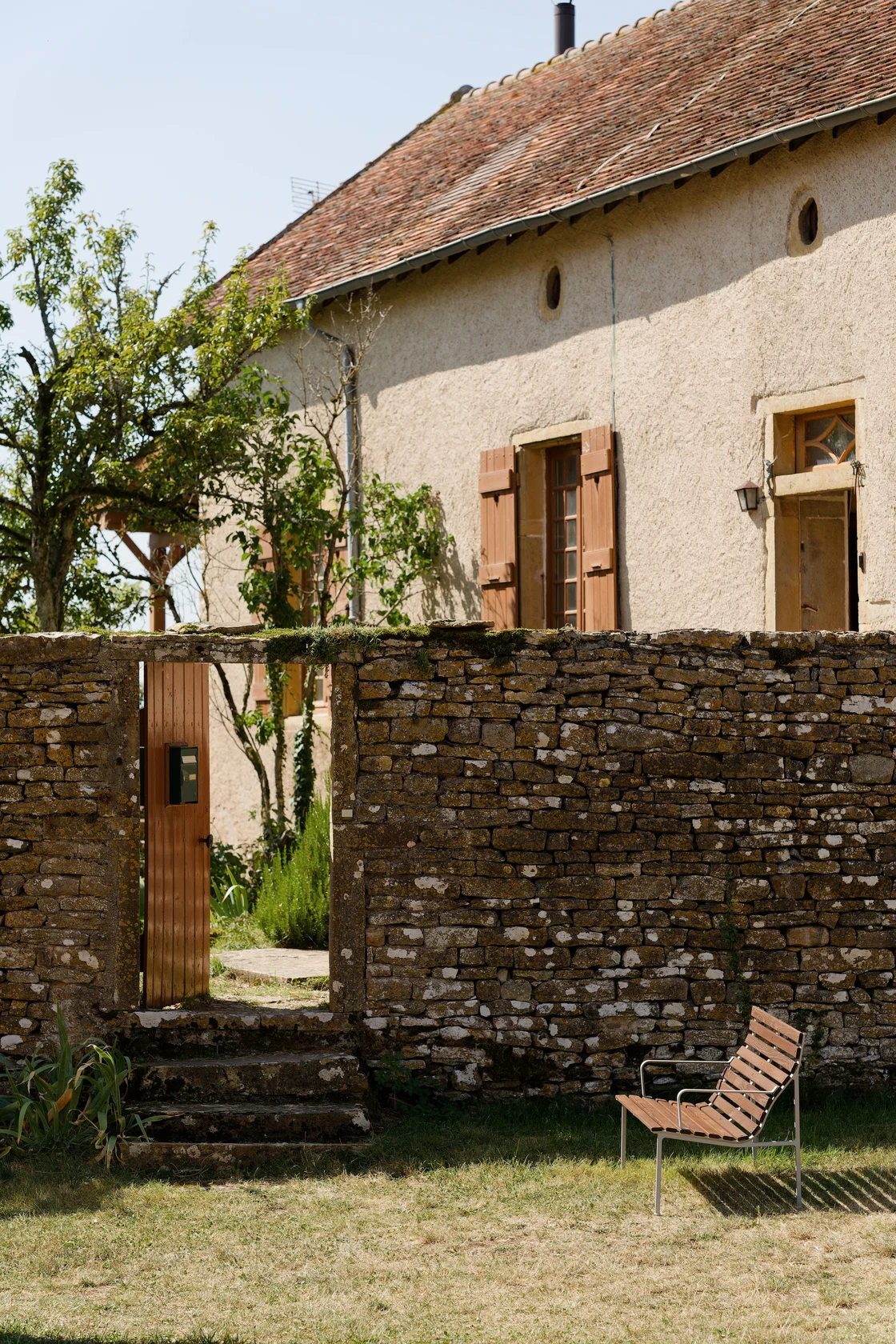 Traverse Lounge Bench with Arm