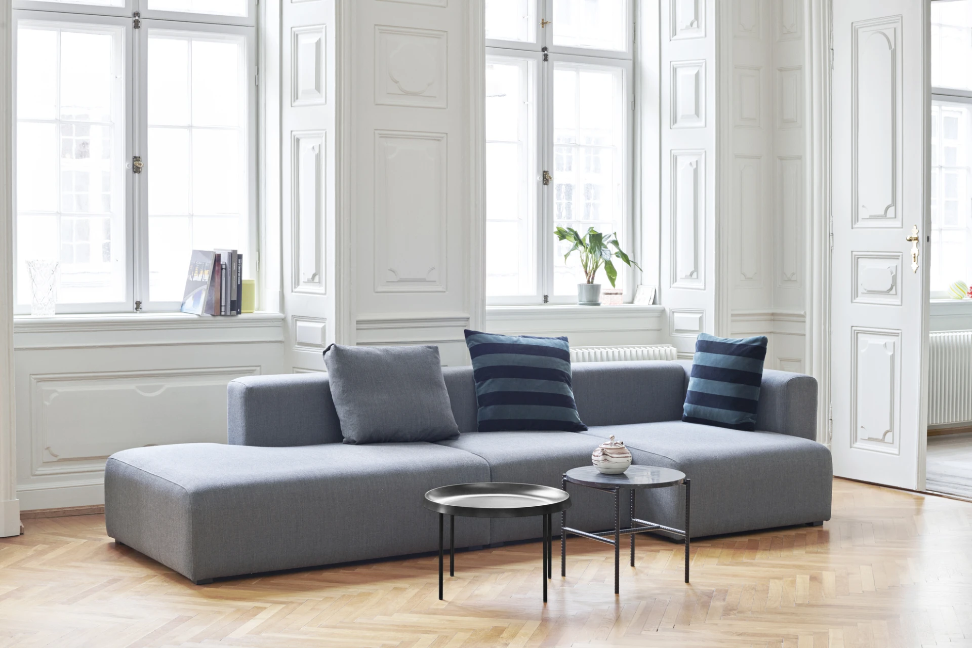 Rebar Round Side Table Soft black frame with Marble tabletop 