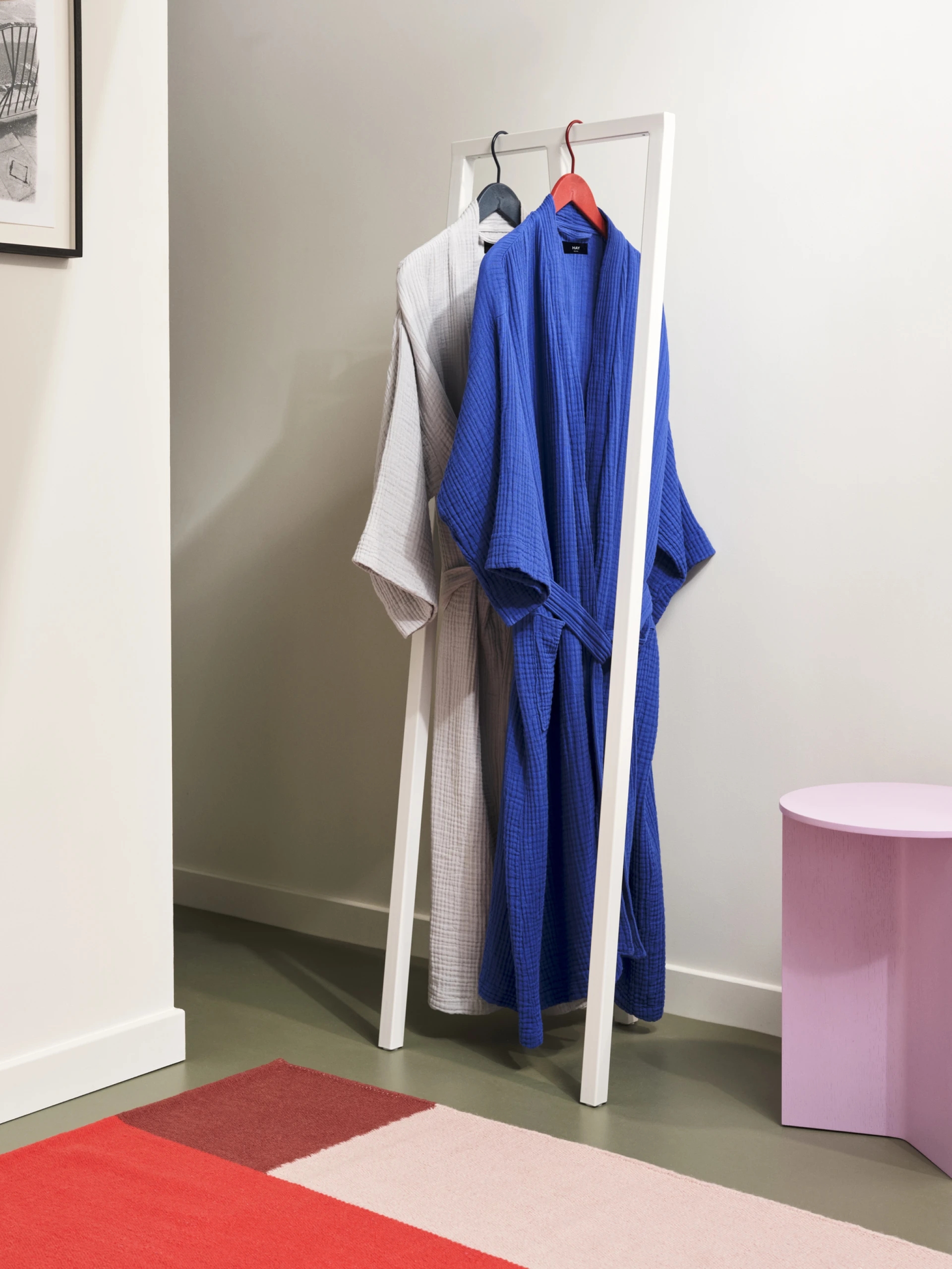 Slit Table Wood Round High Pink Slit Table Wood Round High Pink