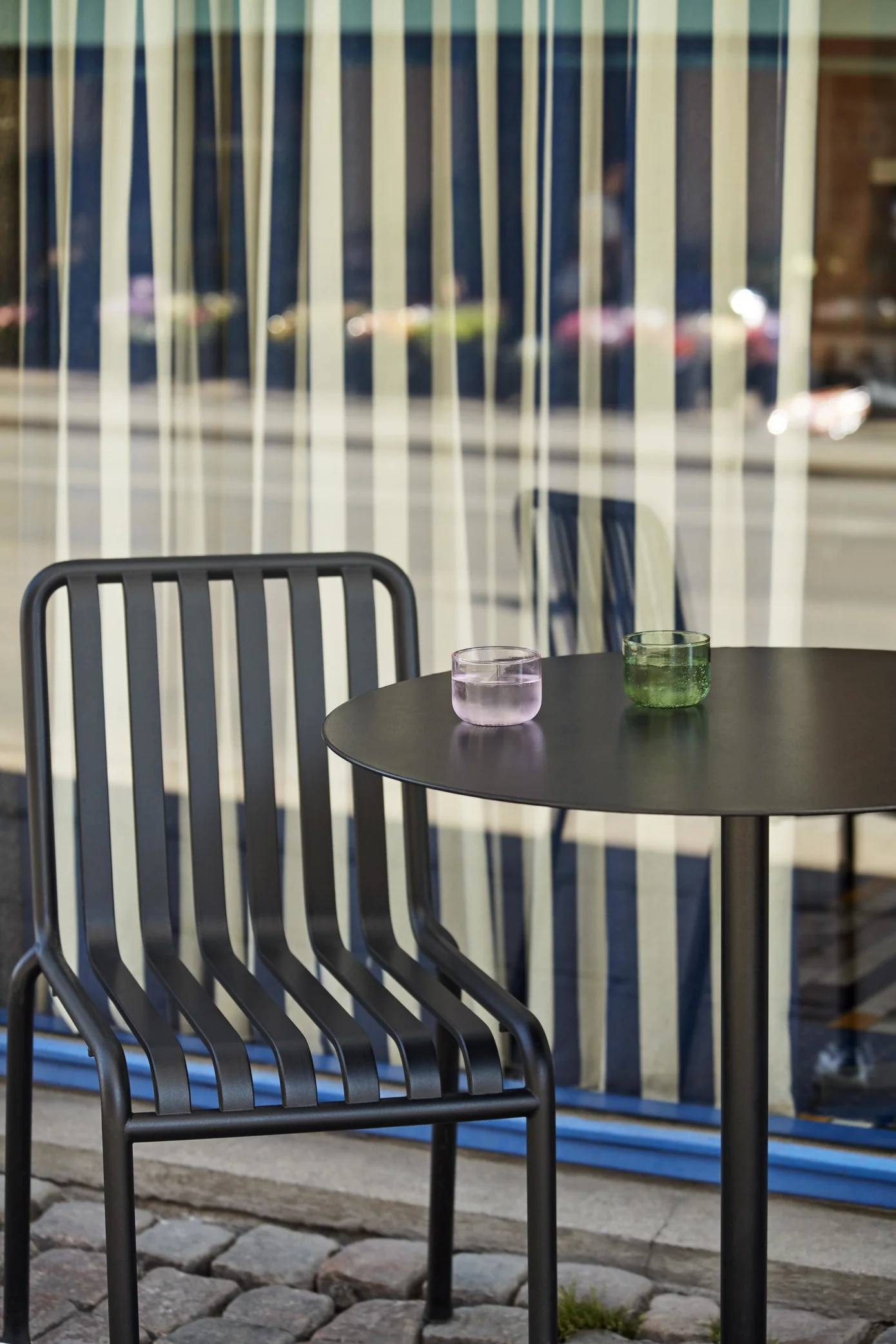 Neu Table Round Anthracite