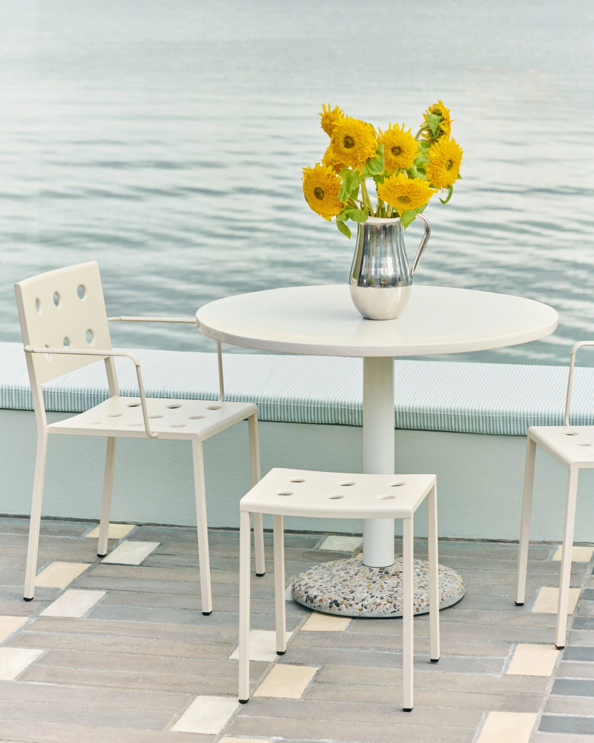 Ceramic Table Ø90 x H74 Warm white