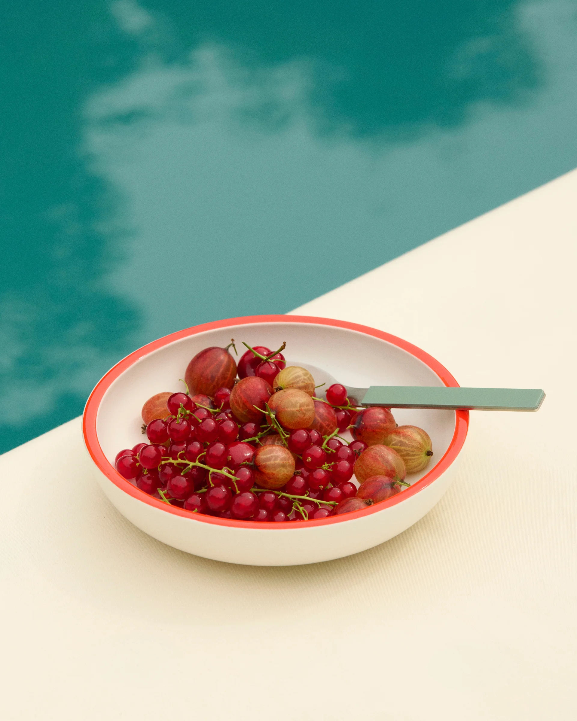 Sobremesa Serving Bowl S White with red rim