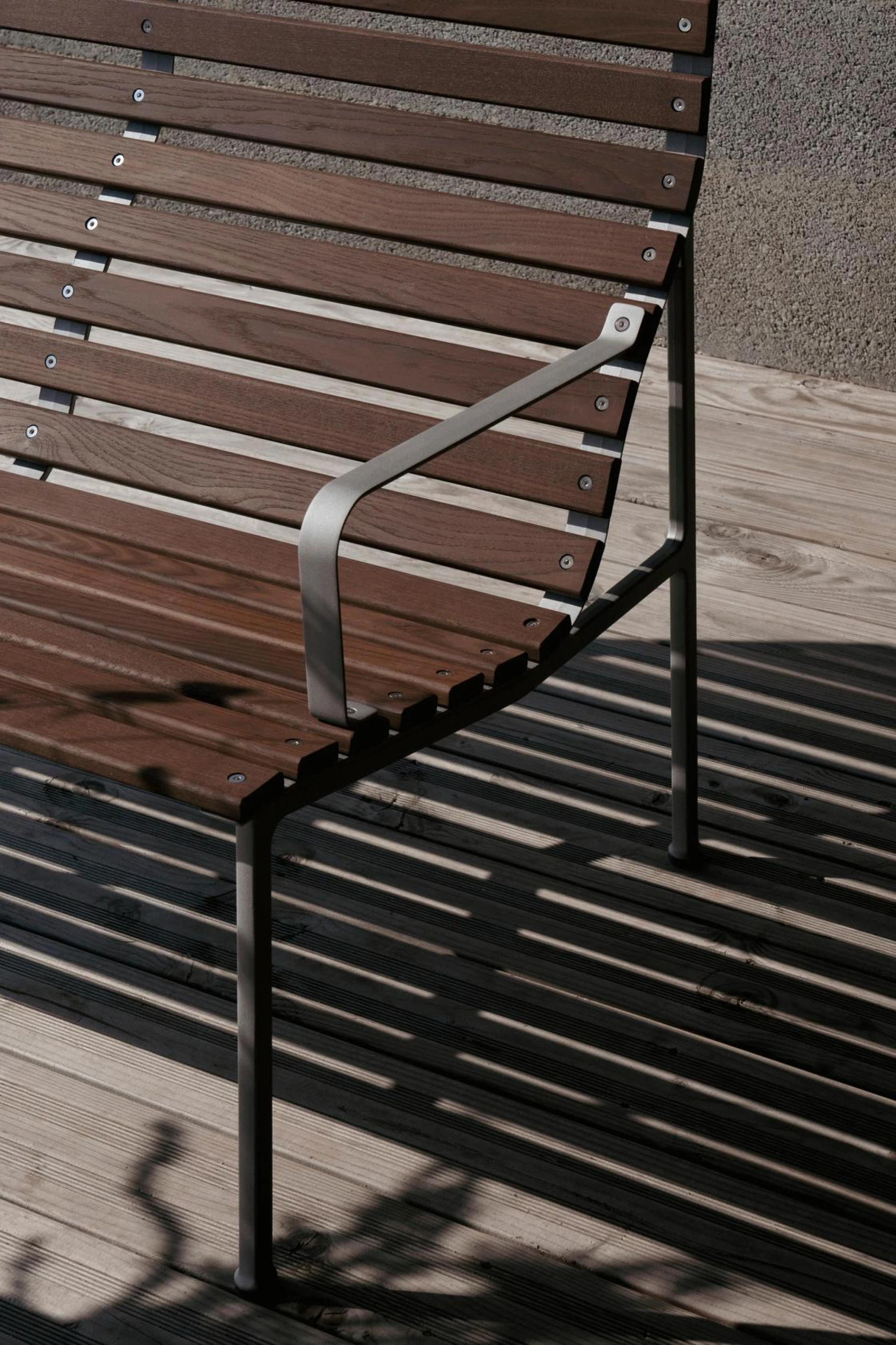 Traverse Lounge Bench with Arm