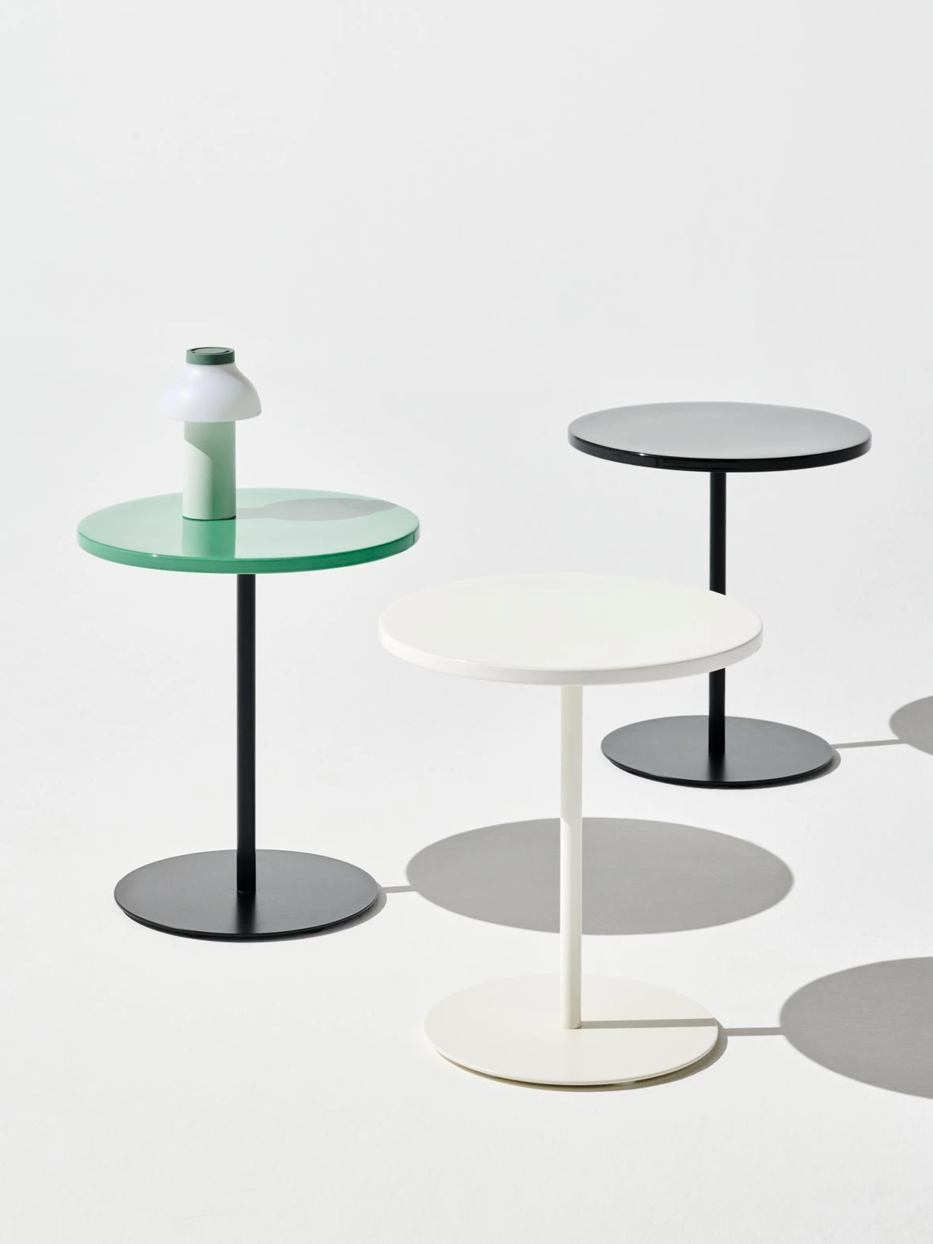 Pyro Coffee Table Black powder coated frame - D45 x H49 - Soft jade ceramic tabletop