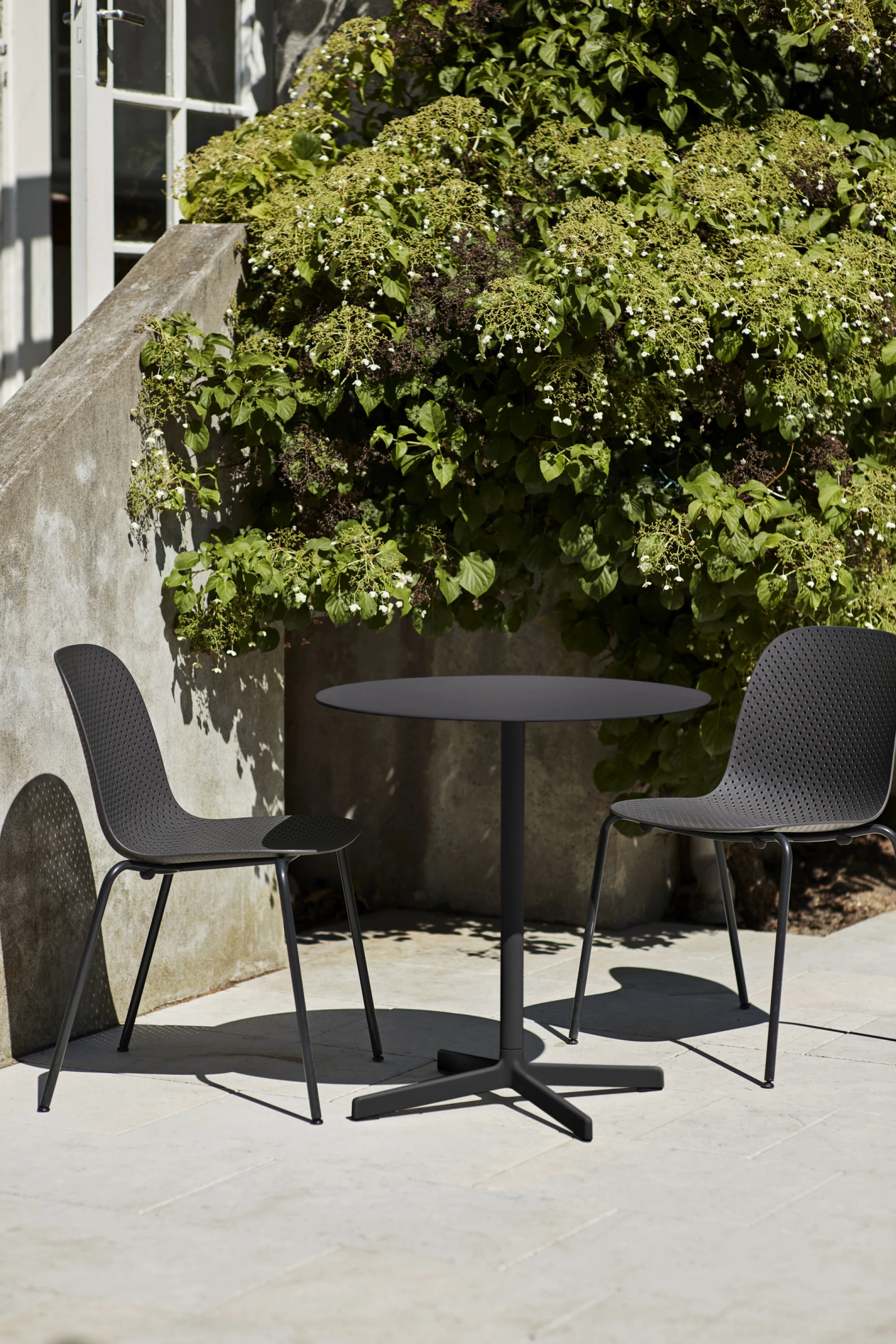 Neu Table Round Anthracite