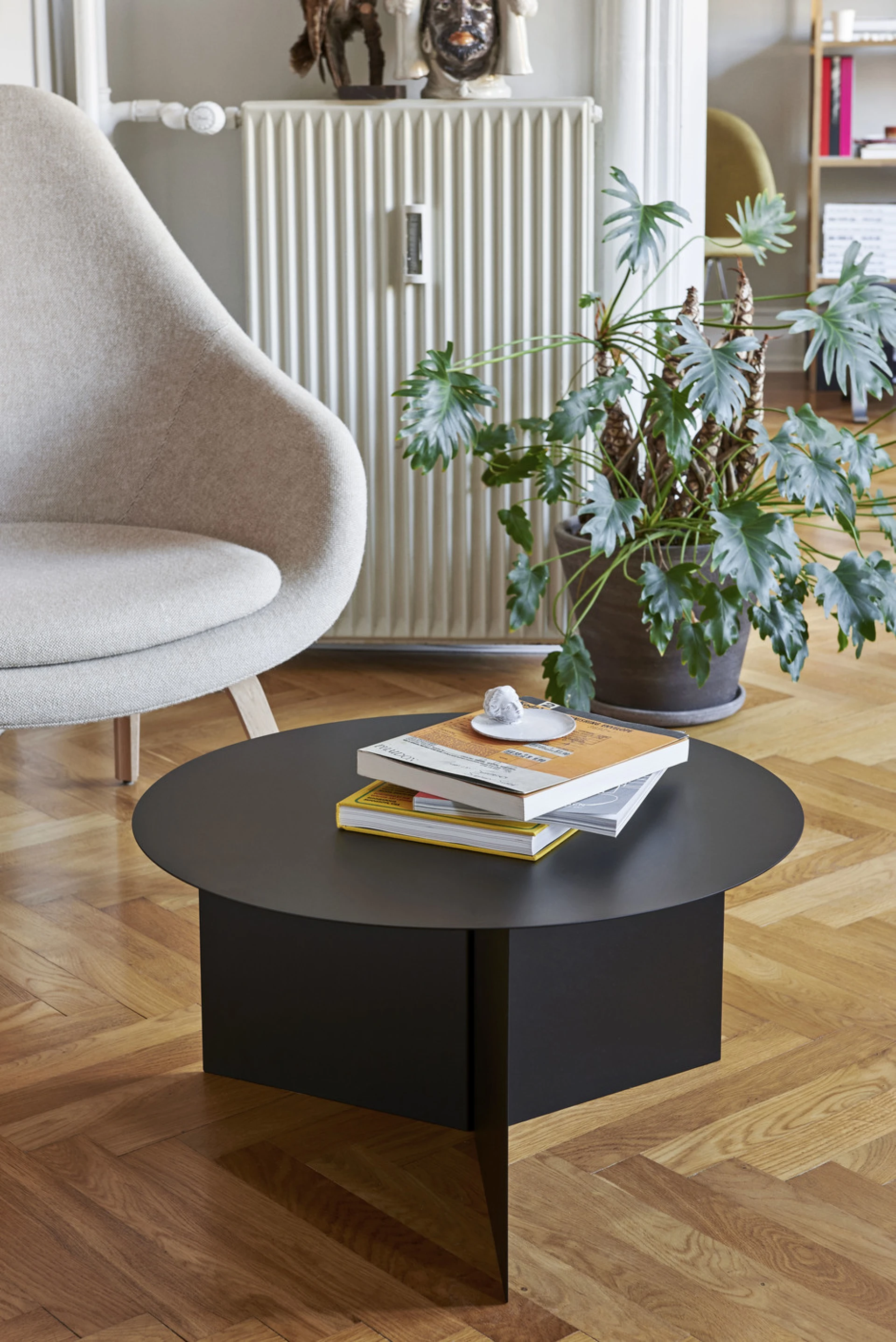 Slit Table Round Extra Large Black