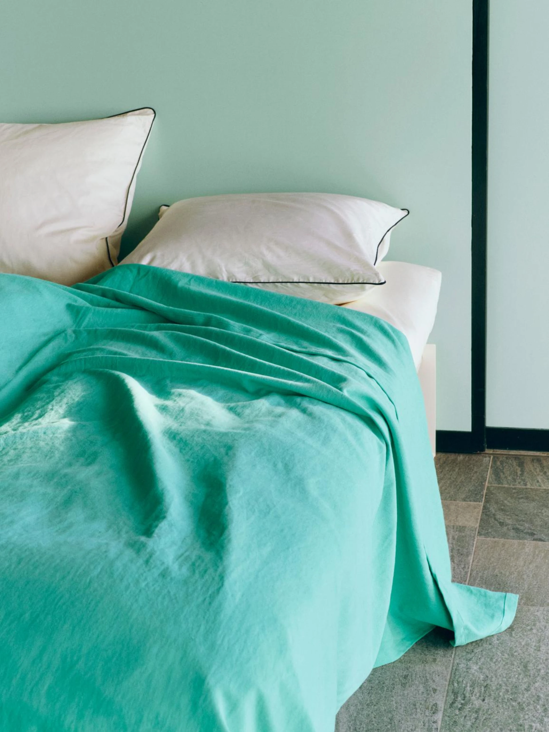 Linen Bedspread 240 x 260 Emerald green