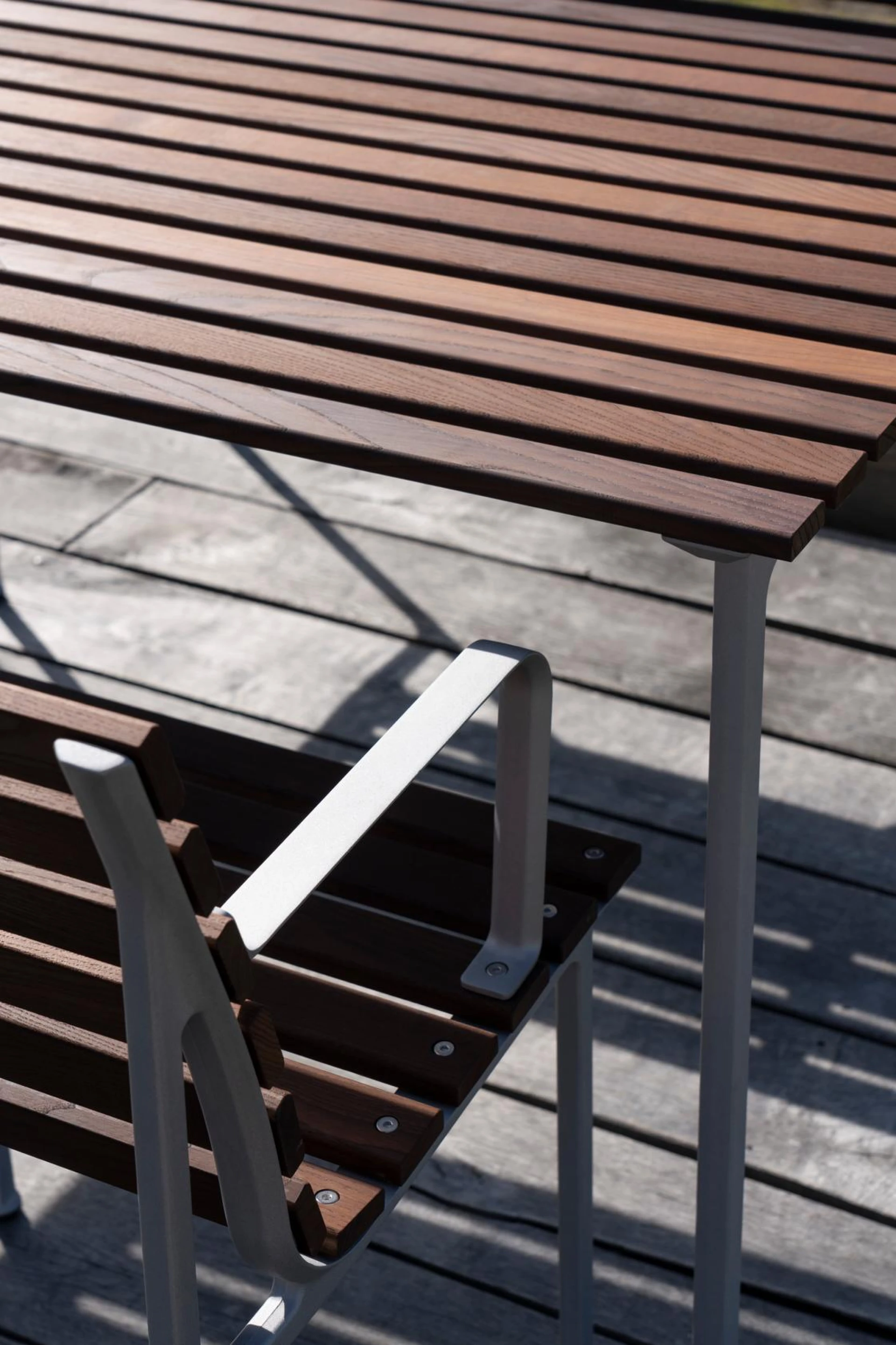 Traverse Table H74 x W75 x L83