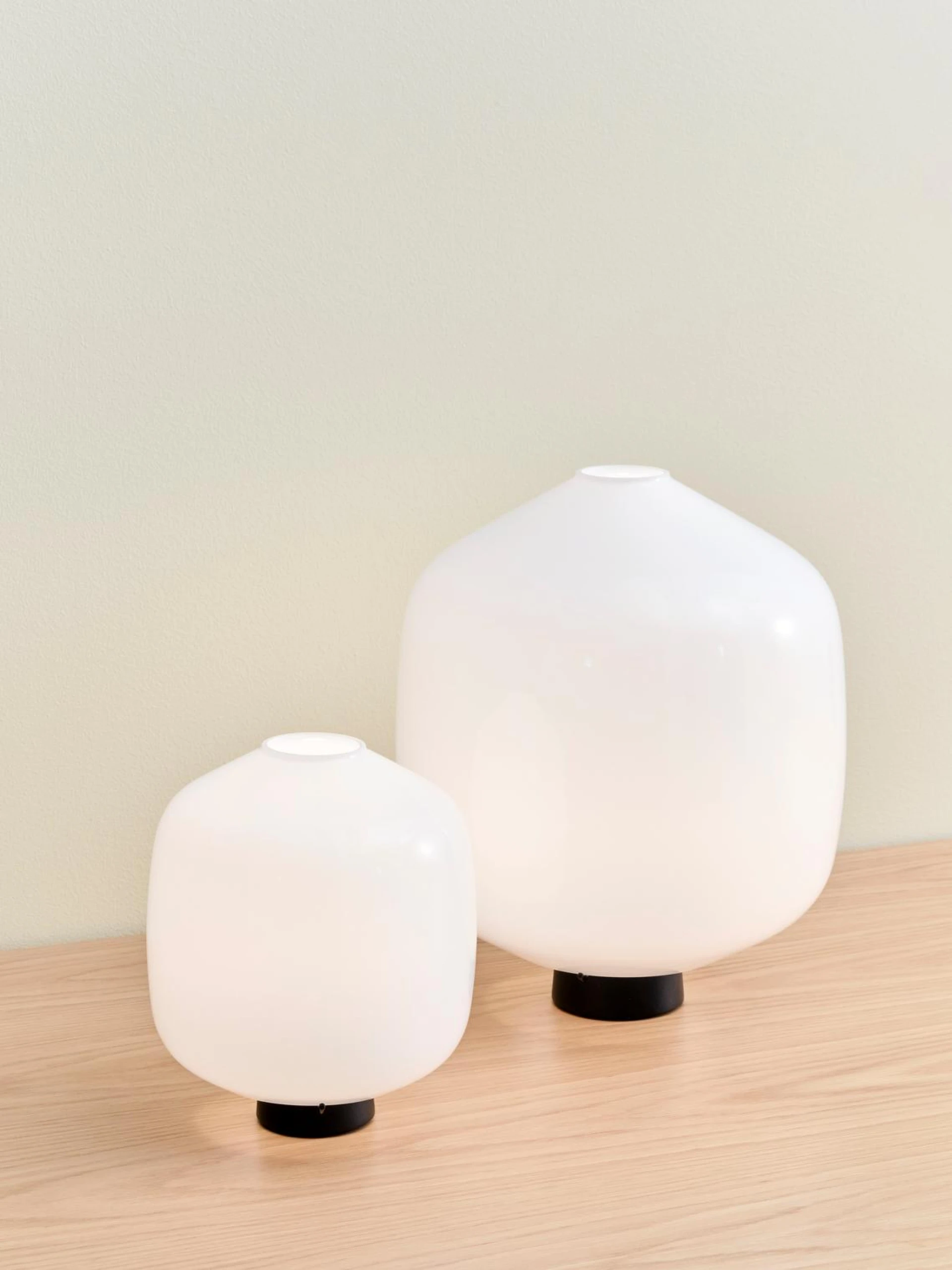 Buoy Glass Table Lamp 200 Soft black cord set