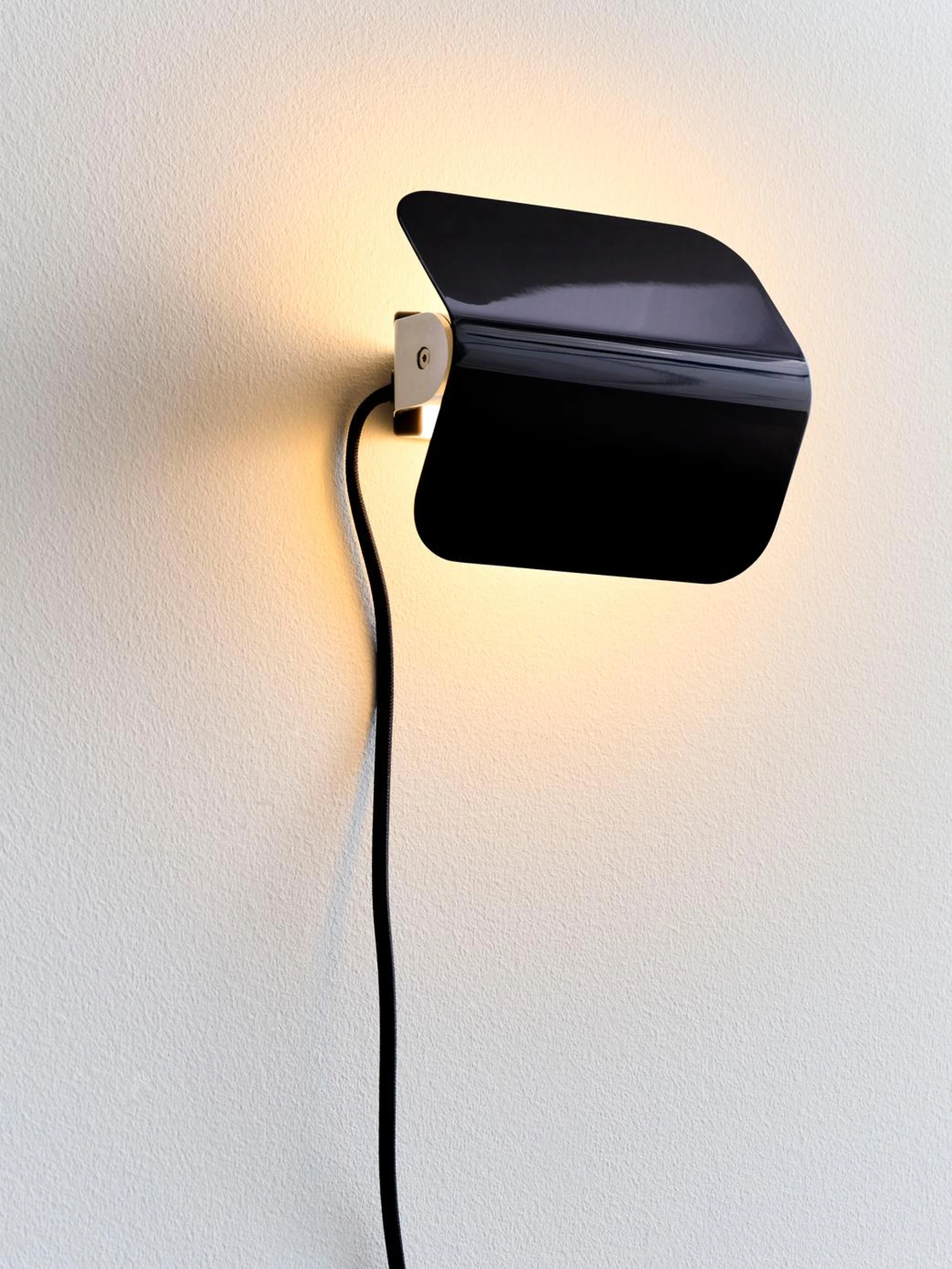Apex Wall Lamp Iron black