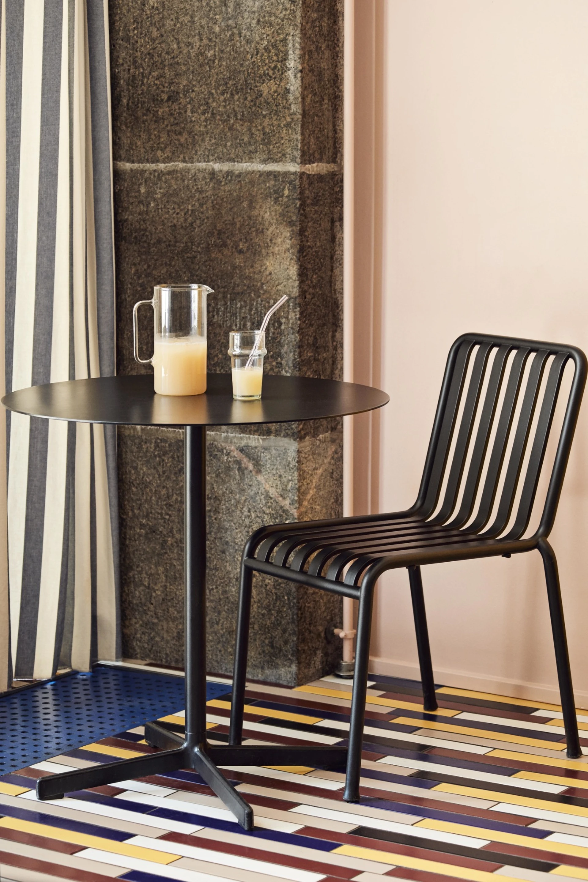 Neu Table Round Anthracite